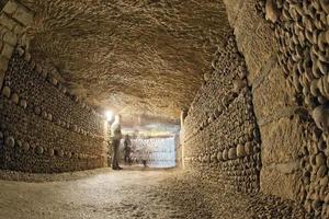 een geest vorm binnen Parijs catacomben schedels en botten foto