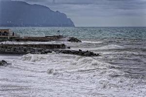 zee storm Aan genova pittoresk boccadasse dorp foto