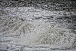 zee storm Aan genova pittoresk boccadasse dorp foto