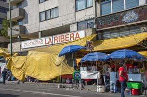 Mexico stad, Mexico - februari, 9 2015 - mensen buying in straat winkels foto