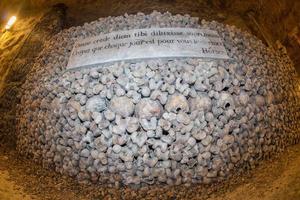 Parijs catacomben schedels en botten foto
