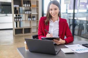 marketing, financiën, boekhouding, planning, team vrouw accountant gebruik makend van laptop rekenmachine en documenten, grafieken, grafieken in de analyse van de bedrijf is winst. foto