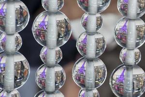 tour eiffel binnen bubbels kristal ballen geschorst in lucht foto