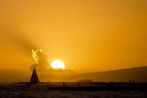 zonsondergang in waikiki foto