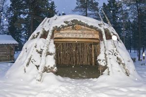 houten cabine in sneeuw achtergrond foto