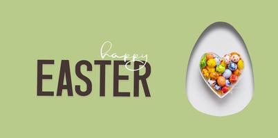 gelukkig Pasen tekst en besnoeiing uit Pasen ei en kleurrijk chocola eieren in hart. gelukkig Pasen groet banier foto