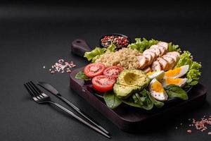 heerlijk gezond lunch bestaande van kip, avocado, quinoa, eieren en tomaten foto