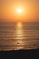 zonsondergang aan de kust foto