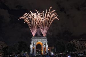 gelukkig nieuw jaar en vrolijk Kerstmis vuurwerk Aan triomf boog foto