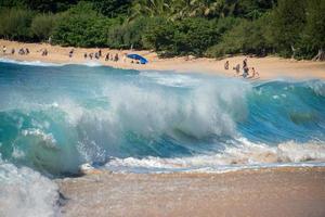 Honolulu, Verenigde Staten van Amerika - augustus, 14 2014 - mensen hebben pret Bij Hawaii strand foto