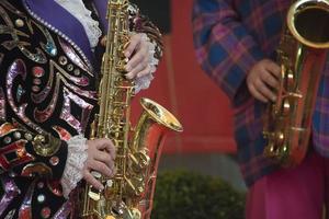 clown handen spelen sax foto