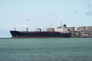 tanker schip in de haven zee foto