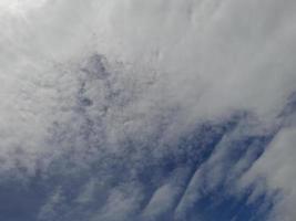 mooi wit wolken Aan diep blauw lucht achtergrond. groot helder zacht pluizig wolken zijn Hoes de geheel blauw lucht. foto