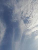 mooi wit wolken Aan diep blauw lucht achtergrond. groot helder zacht pluizig wolken zijn Hoes de geheel blauw lucht. foto