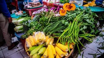 minahasa, Indonesië januari 2023, groenten in tondaan traditioneel markt foto