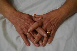 handen van een oude vrouw