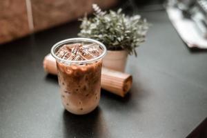 glas koffie met melk op tafel foto