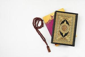 stack van heilig koran boek geïsoleerd voor kopiëren ruimte foto