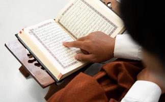 persoon lezing heilig koran boek foto