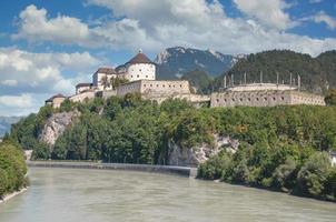 kufstein Bij rivier- cafe in tirol ,Oostenrijk foto