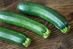 vers courgette Aan rustiek houten tafel foto