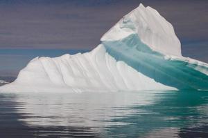 topvormige ijsberg in antarctica foto