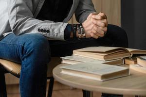 een Mens in de kantoor Bij de tafel leest boeken. wereld boek dag foto