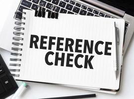 referentie cheques Aan notitieboekje met laptop en rekenmachine foto