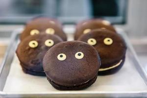 smakelijk koekjes voor halloween viering in een winkel venster foto