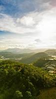 betoverend berg horizon hdr schot van da lat stad, Vietnam met verbijsterend blauw lucht en majestueus bergen Aan de horizon foto