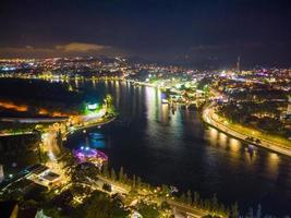 boeiend nacht visie van xuan hoelang meer in da lat stad, Vietnam de perfect mengsel van stad lichten en sereen wateren foto