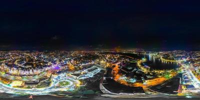 360 panorama van levendig nachtleven in da lat stad, Vietnam een verbijsterend visie van stad lichten weerspiegeld Aan xuan hoelang meer met da lat markt bruisend in de achtergrond foto