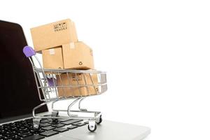 kartonnen dozen in een trolley op een witte achtergrond. online winkelen of e-commerce concept en bezorgserviceconcept met kopie ruimte voor uw ontwerp foto