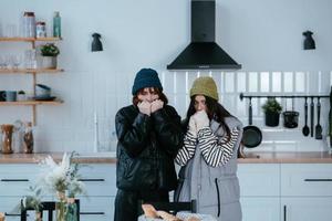 hartelijk gekleed Dames zijn van streek met de verwarming draaide zich om uit foto