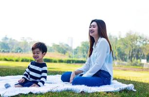 Aziatische moeder en zoon gelukkig in het park foto