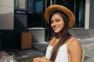 jong mooi vrouw Bij buitenshuis cafe, portret foto