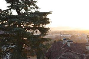 panoramisch visie van de stad van bergamo, Italië concept foto. stedelijk bouwkundig fotografie. foto