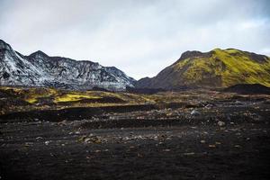 grijze en gele bergketen over vulkanisch landschap foto
