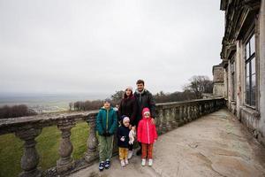 familie met drie kinderen bezoek pidhirtsi kasteel, lviv regio, Oekraïne. foto