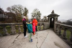 moeder met vier kinderen bezoek pidhirtsi kasteel, lviv regio, Oekraïne. familie toerist. foto