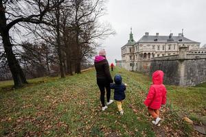 moeder met drie kinderen bezoek pidhirtsi kasteel, lviv regio, Oekraïne. familie toerist. foto