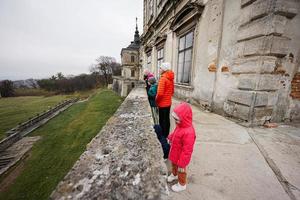 moeder met vier kinderen bezoek balkon pidhirtsi kasteel, lviv regio, Oekraïne. familie toerist. foto