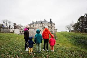 terug van moeder met vier kinderen bezoek pidhirtsi kasteel, lviv regio, Oekraïne. familie toerist. foto