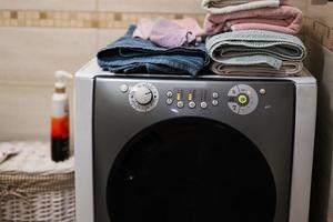 het wassen machine met handdoeken Aan het is inbegrepen. foto