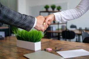 een Mens schudt een vrouw hand, geslacht gelijkheid foto