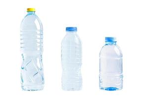 plastic water fles met leeg verfrommeld gebruikt geïsoleerd Aan wit achtergrond, hergebruik, recyclen, vervuiling, omgeving, ecologie, verspilling concept. foto