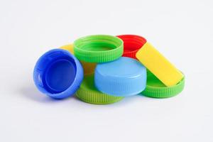 plastic fles petten kleurrijk voor recycle Aan wit achtergrond. foto