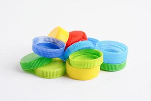 plastic fles petten kleurrijk voor recycle Aan wit achtergrond. foto