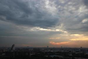 donker blauw wolk met wit licht zon reeks lucht achtergrond en stad licht middernacht avond tijd foto