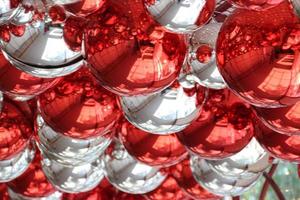 zilver en rood reflectie bal achtergrond patroon foto